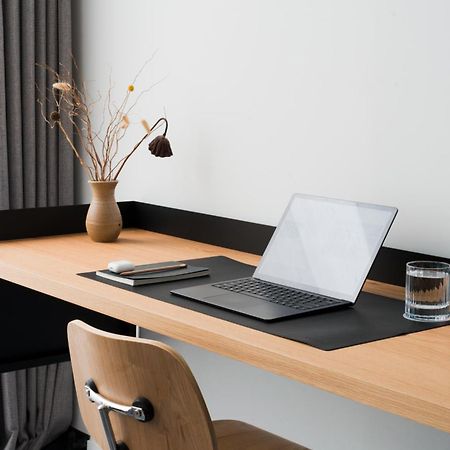 Ebb-Dunedin Exteriör bild A desk pad