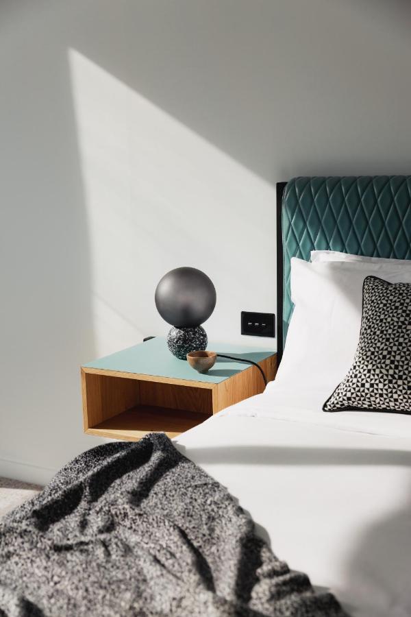 Ebb-Dunedin Exteriör bild A bedside table