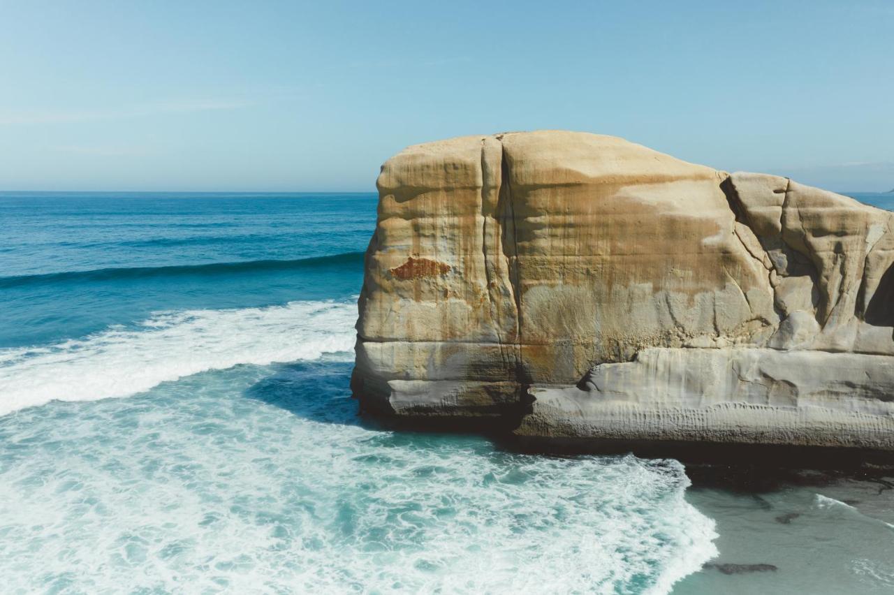 Ebb-Dunedin Exteriör bild The rock formation at the beach