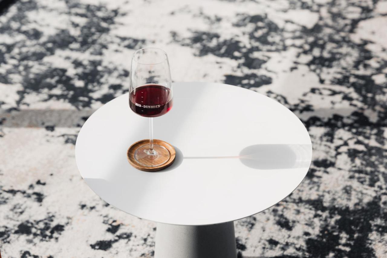 Ebb-Dunedin Exteriör bild A wine glass coaster