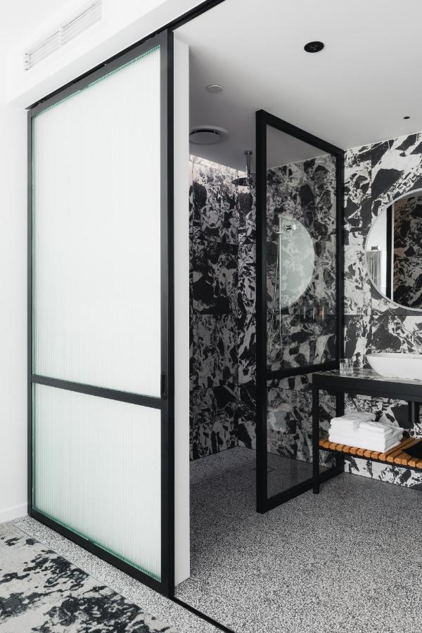 Ebb-Dunedin Exteriör bild A shower enclosure with a frosted glass door