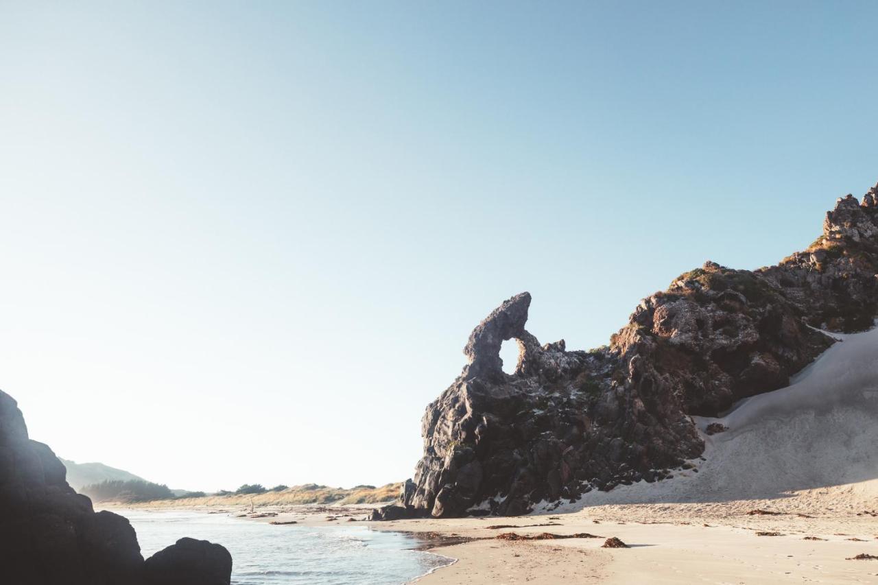 Ebb-Dunedin Exteriör bild The rock formation known as "The Camel"