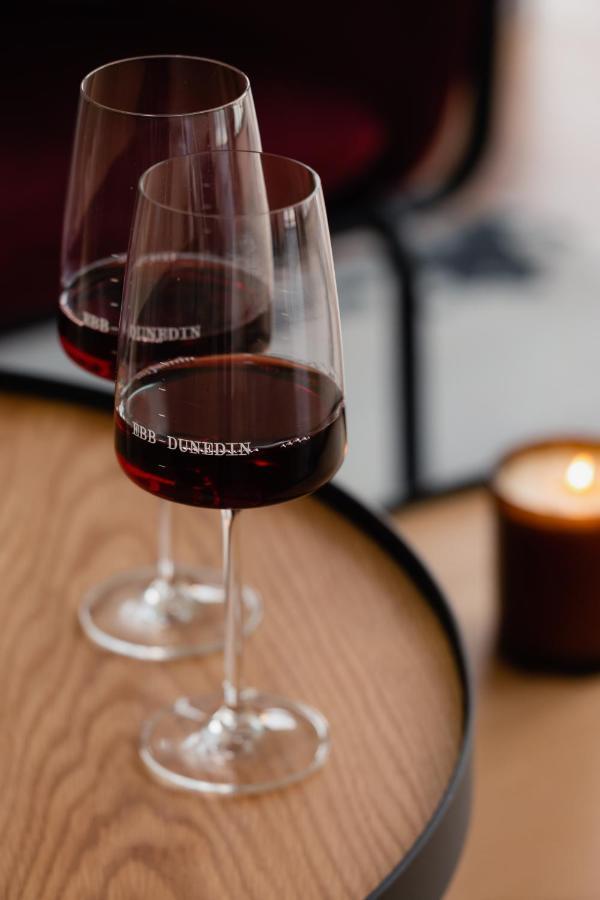 Ebb-Dunedin Exteriör bild A glass of red wine