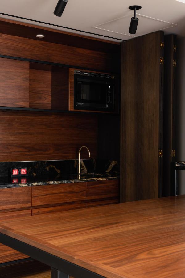 Ebb-Dunedin Exteriör bild A kitchen in a private home