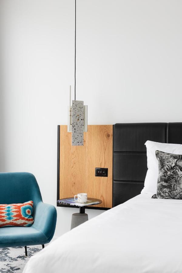 Ebb-Dunedin Exteriör bild A pendant light