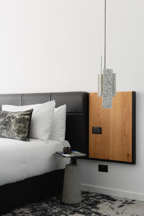 Ebb-Dunedin Exteriör bild A pendant light
