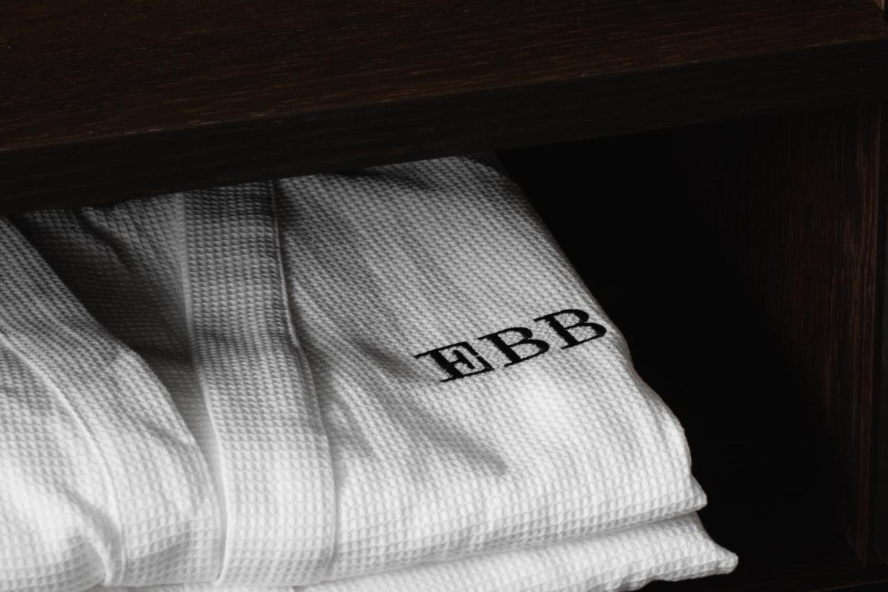Ebb-Dunedin Exteriör bild A bathrobe