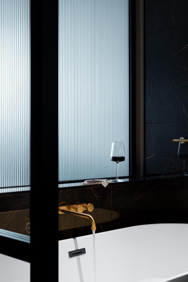 Ebb-Dunedin Exteriör bild A glass of wine
