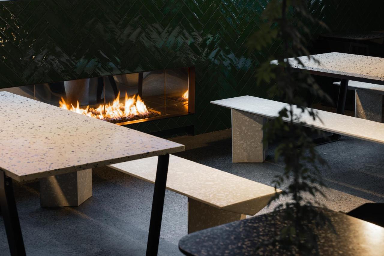 Ebb-Dunedin Exteriör bild The outdoor fireplace at the restaurant