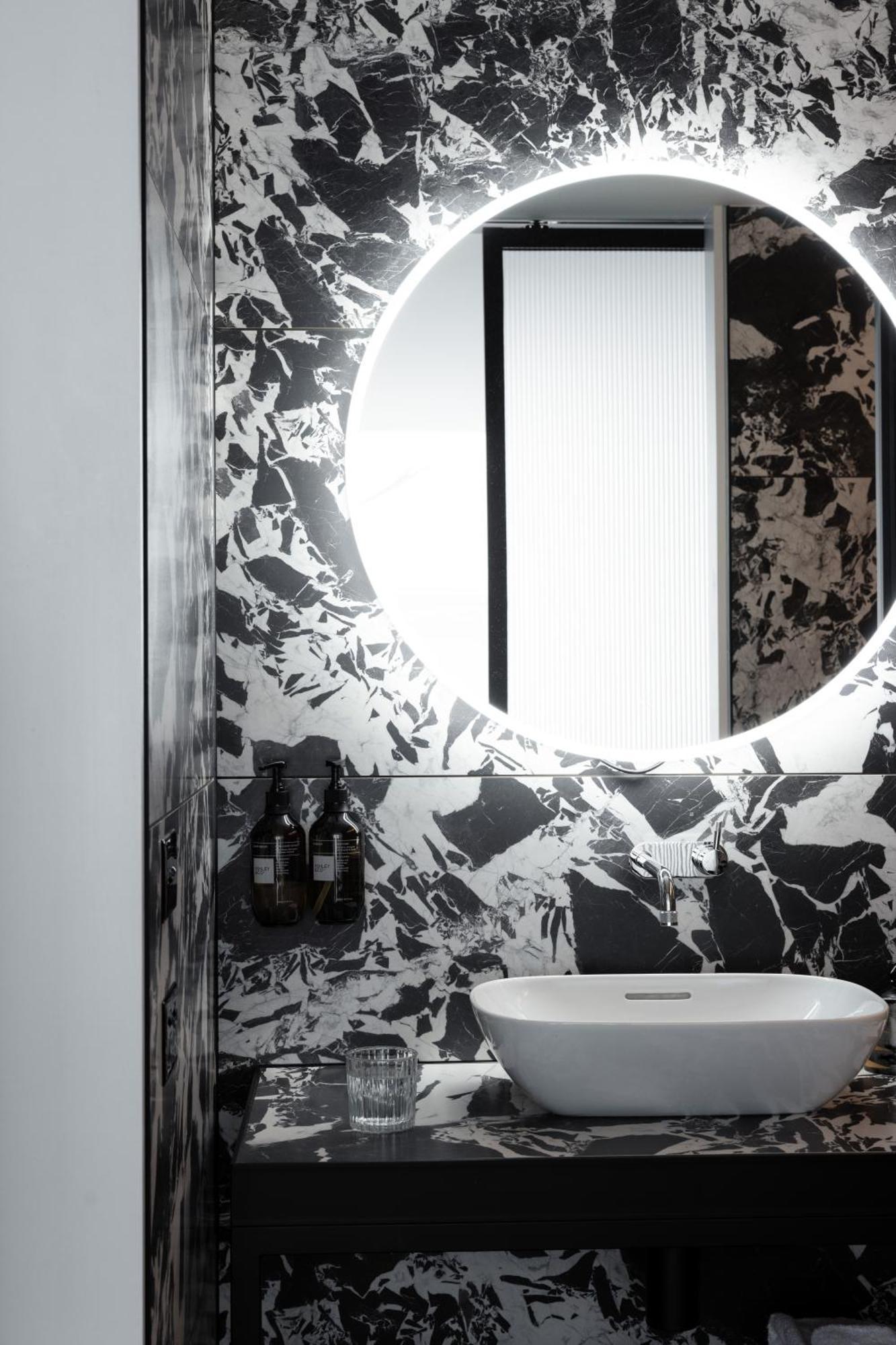 Ebb-Dunedin Exteriör bild Bathroom in the hotel